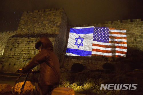【예루살렘=AP/뉴시스】7일(현지시간) 예루살렘 거리의 한 벽에 이스라엘 국기와 미국 성조기 모습이 투영돼 있다. 2017.12.7.