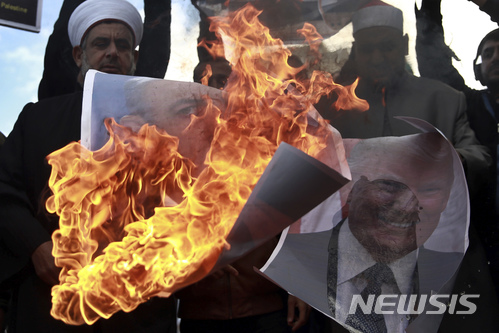 【가자지구=AP/뉴시스】7일(현지시간) 가자지구에서 팔레스타인인들이 도널드 트럼프 미국 대통령과 베냐민 네타냐후 이스라엘 총리의 사진을 불태우고 있다. 2017.12.8.