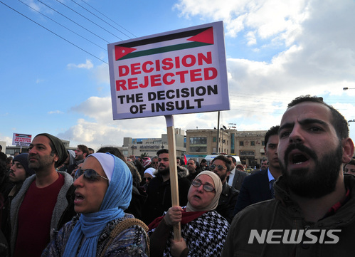 【암만(요르단)=뉴시스】 채정병 기자 = 7일(현지시간) 미국 트럼프 대통령의 이스라엘 예루살렘 수도 인정 발언에 대한 거센 항의시위가 주 요르단 미국 대사관 앞에서 열린 가운데 한 무슬림 여성이 트럼프의 막말을 규단하는 피켓을 들고 있다. 친미 성향의 요르단이지만 압둘라 2세 국왕은 트럼프의 예루살렘 수도 발언에 깊은 우려를 표명했고, 이날 시위에 참가한 시민들은 트럼프와 미국을 강하게 비난하며 인티파다(봉기)를 촉구했다. 2017.12.08. chae0191@newsis.com