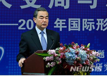 왕이 중국 외교부장이 9일 베이징에서 열린 국제문제 토론회에 참석해 북한 정세에 관해 강연하고 있다. 중국 외교부 홈페이지 캡처