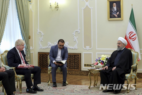 영국의 보리스 존슨 외무장관이 10일 이란의 하산 로하니 대통령을 예방 환담하고 있다. AP.