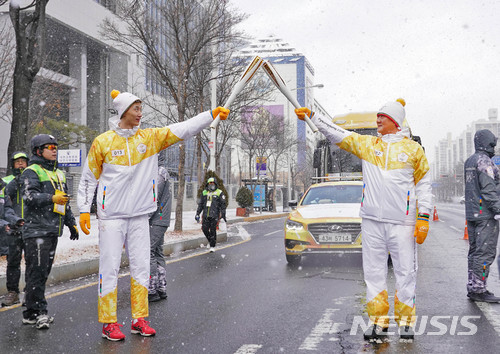 【대전=뉴시스】 프로배구 삼성화재 신치용 단장과 주장 박철우가 2018 평창동계올림픽의 성공을 기원하는 성화봉송 주자로 나섰다. 이들은 11일 오전 10시 대전고등법원–햇님사거리–한마루네거리를 달렸다.