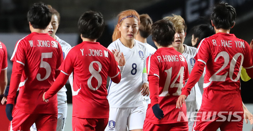 【지바(일본)=뉴시스】박주성 기자 = 11일 오후 일본 지바 소가 스포츠 파크에서 열린 2017 EAFF E-1 챔피언십 여자부 북한 대 한국의 경기에서 북한이 한국을 1대0으로 이긴 후 남북 선수들이 인사를 나누고 있다. 2017.12.11.  park7691@newsis.com