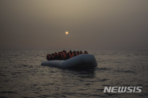 【브뤼셀( 벨기에) = AP/뉴시스】 국제 앰네스티 유럽지부는 12일( 현지시간) 유럽연합 국가들이 지중해를 건너 유럽으로 오는 난민들을 막기 위해 리비아 해안경비대를 지원, 위험한 해상 저지와 열악한 난민수용소 수용만 되풀이 하고 있는 '공범'이라고 보고서를 통해 밝혔다. 사진은 올 2월 23일 위험한 고무보트 한 척에 정원초과 인원이 타고 지중해를 건너다가 리비아 연안에서 발견된 수단과 세네갈 난민들. 2017.12.12