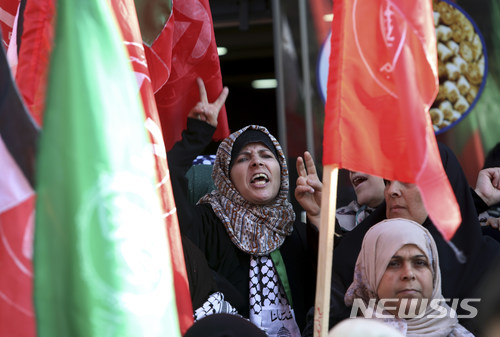 【가자지구=AP/뉴시스】15일(현지시간) 팔레스타인의 자치구역 가자지구에서 도널드 트럼프 미국 대통령이 예루살렘을 이스라엘의 수도로 선포한 것에 항의하는 시위가 열렸다. 2017.12.16.