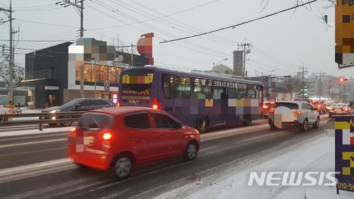 【인천=뉴시스】18일 인천지역에 다소 많은 눈이 내려 차량이 서행하고 있다.