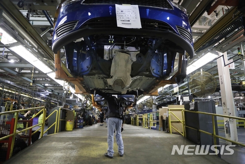 【웨인( 미 미시간주) = AP/뉴시스】 미국의 4월 산업생산이 자동차와 자동차 부품 생산이 줄어들면서 전월 대비 0.5% 감소했다.미시간주 웨인에 있는 포드자동차 공장. 