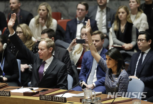 【유엔=AP/뉴시스】니키 해일리 유엔 주재 미국 대사(오른쪽)가 지난해 12월22일(현지시간) 미국 뉴욕 유엔 본부에서 추가 대북 제재 결의안에 찬성하기 위해 손을 들고 있다. 2018.07.25