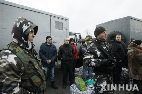 【도네츠크=신화/뉴시스】우크라이나 동부 도네츠크에서 27일(현지시간) 정부군에 붙잡혔던 반군들이 석방되기를 기다리고 있다. 이날 우크라이나 정부와 반군 측은 각자 포로를 맞교환했다. 2017.12.28