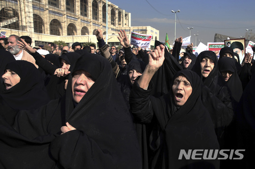 【테헤란=AP/뉴시스】2017년 12월 30일(현지시간) 이란 수도 테헤란에서 반정부 시위를 규탄하는 맞집회가 열리고 있다. 2019.1.2.
