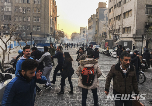 【테헤란=AP/뉴시스】2017년 12월 30일(현지시간) 이란 수도 테헤란 거리에서 반정부 시위가 진행되고 있다. 2018.1.2.