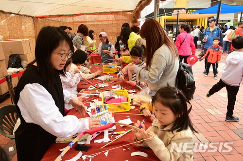 【고령=뉴시스】박홍식 기자 = 경북 고령군은 대가야체험축제가 11년 연속 '대한민국 문화관광 축제'에 선정됐다고 1일 밝혔다. 사진은 지난해 축제 때 어린이들이 활 만들기 체험을 하고 있다. 2018.01.01 (사진=고령군 제공) photo@newsis.com