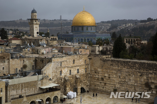 【예루살렘=AP/뉴시스】지난해 12월6일 예루살렘 구시가지의 서쪽벽과 바위사원이 보이고 있다. 2018.1.3