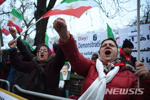 【런던=AP/뉴시스】2일(현지시간) 영국 런던 주재 이란 대사관 밖에서 이란 반정부시위 지지 집회가 진행되고 있다. 2018.1.3.