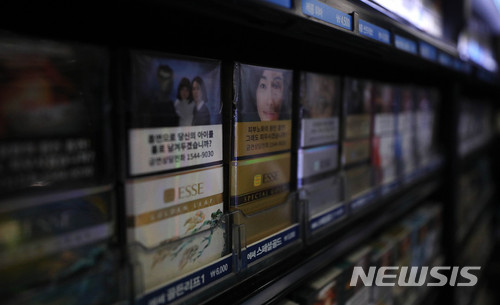 【서울=뉴시스】24일 기획재정부에 따르면 2017년 담배 판매량은 35억2000만갑으로 전년(36억6000만갑) 대비 3.8% 감소했다. 사진은 지난 4일 오후 서울의 한 편의점에서 경고그림이 들어간 담배가 진열된 모습. (자료=뉴시스DB).