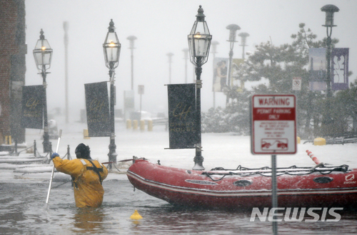 【롱워프=AP/뉴시스】4일(현지시간) 미국 매사추세츠 보스턴에서 한 소방관이 구조작업을 하고 있다. 이날 강한 바람탓에 바닷물이 육지로 유입돼 보스턴에 홍수가 발생했다. 2018.01.05.