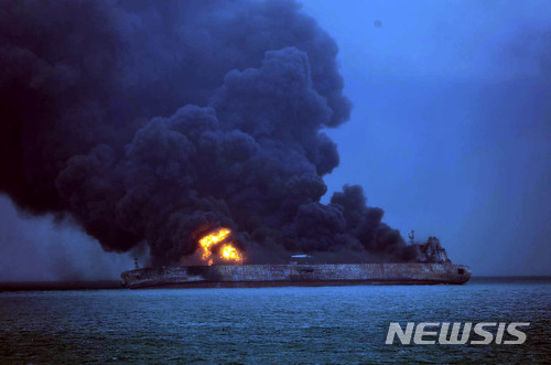 【서울=뉴시스】 7일 중국중앙(CC)TV에 따르면 중국 교통부는 지난 6일 오후 8시(현지시간) 중국 동부 해안에서 파나마 선적 유조선 1척이 홍콩 선적 화물선 1척과 충돌했다고 발표했다.이 사고로 유조선에 화재가 발생해 이 선박의 선원 32명의 생사가 불분명하다고 전했다. 다행히 사고 화물선에 타고 있던 승무원 21명은 구출됐고 중국 당국은 현재 구조 작업을 진행 중이다. 2018.01.07. (사진=서귀포해양경찰서 제공)photo@newsis.com