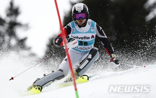 【아델보덴=AP/뉴시스】 8일(한국시간) 스위스 아델보덴에서 열린 2017~2018 FIS 알파인 스키 월드컵 남자 회전에서 질주하는 정동현.