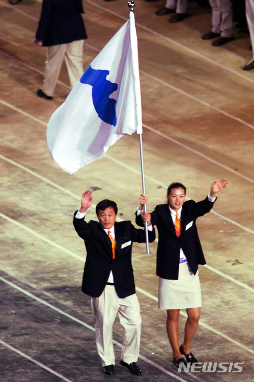 【시드니=AP/뉴시스】 한반도기를 들고 입장하는 북의 박정철과 대한민국의 정은순, 2000년 9월15일 시드니올림픽 