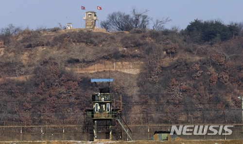 【파주=뉴시스】최진석 기자 =  경기 파주 자유로에서 바라본 최전방 남측 초소와 북한 초소. 2018.01.09. myjs@newsis.com