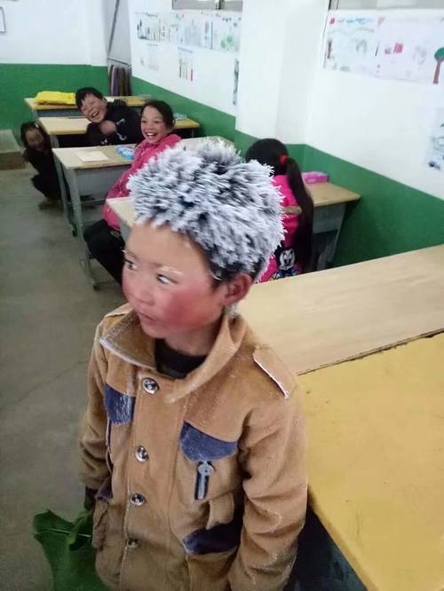 【서울=뉴시스】중국에서 극심한 추위 속에서 등교하다가 머리가 서리로 뒤덮인 소년의 사진 한 장이 중국 수백만 네티즌을 울렸다. 중국 언론은 윈난성 루뎬현의 가난한 시골마을에 사는 8살 난 왕푸만(王福滿)의 사연을 소개하면서 사진 한 장을 공개했다. 왕푸만의 사진. (사진출처: 런민왕) 2018.01.10 