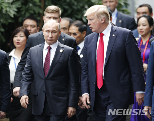 【다낭 (베트남) = AP/뉴시스】지난 해 11월 11일 베트남의 다낭에서 열린 APEC 정상회담에서 도널드 트럼프 미국대통령이 블라디미르 푸틴 러시아 대통령과 이야기를 나누고 있다. 2018.2.5