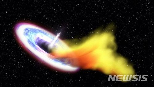 【서울=뉴시스】 BBC방송은 12일(현지시간) 천문학자들이 미국 항공우주국(NASA)의 허블과 찬드라 망원경을 이용해 지구에서 8억 광년 떨어진 곳에 위치한 블랙홀이 가까이 접근하는 뜨거운 가스를 들이 마신 뒤 두 차례 트림을 하는 광경을 포착했다고 보도했다. 사진은 상상도. <출처: BBC방송> 2018.01.12.