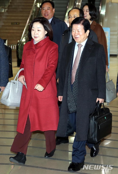 【서울=뉴시스】조성봉 기자 = 더불어민주당 박병석(오른쪽) 단장으로 여야 국회의원 20명으로 꾸려진 국회 중국방문 대표단이 16일 오전 김포공항 출국장을 통해 방중 길에 오르고 있다. 왼쪽은 정의당 심상정 의원.이 대표단은 지난달 이뤄진 문재인 대통령의 국빈 방중에 이은 후속 외교조치의 하나로 오는 20일까지 4박5일 동안 중국 공산당과 전국인민대표대회의 지도급 인사는 물론 차세대 리더 등과 연쇄 면담하는 자리를 갖고 국회차원의 외교 활동을 펼칠 예정이다. 2018.01.16.suncho21@newsis.com