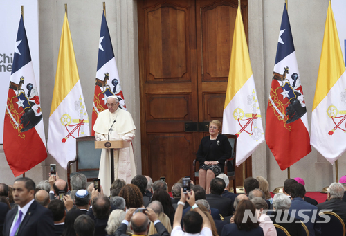 【산티아고=AP/뉴시스】 칠레를 방문한 프란치스코 교황이 16일 수도의 라 몬네다 대통령궁에서 미첼 바첼레트 대통령과 고위 인사들이 참석한 가운데 연설하고 있다. 2018. 1. 16. 