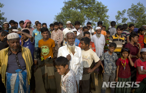 【쿠투팔롱=AP/뉴시스】미얀마 로힝야족 난민들이 16일 방글라데시 콕스바자르 인근에 있는 쿠투팔롱 난민촌에서 구호물자가 배급되는 것을 지켜보고 있다. 2018.01.17.