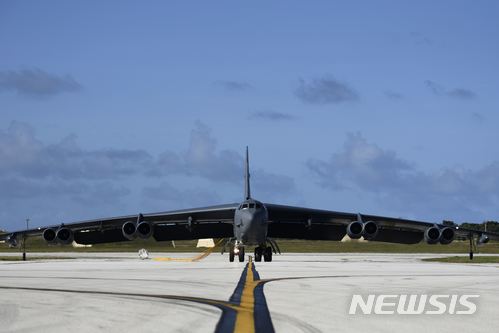 【서울=뉴시스】미국의 전략 폭격기 B-52H가 지난 1월16일(현지시간) 괌 앤더슨 공군 기지에 착륙하고 있다.(사진출처: 미 공군 홈페이지) 2018.01.17.