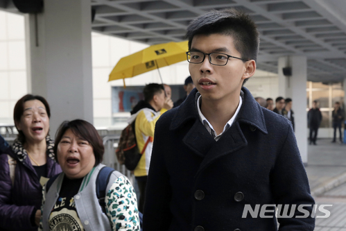 【홍콩=AP/뉴시스】지난 2014년 홍콩의 우산혁명을 이끈 21살의 홍콩 민주화 운동가 조슈아 웡(黃之鋒)이 17일 홍콩 고등법원에 도착하고 있다. 고등법원은 이날 조슈아 웡에 대해 징역 3개월 형을 선고했다. 2018.1.17