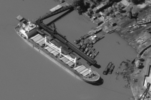 【서울=뉴시스】중국 소유 카이샹호가 지난해 8월31일 북한 항구에서 석탄을 선적하고 있는 모습. 이 선박은 9월 18일 베트남 항구 근처 해상에서 다른 선박에 북한산 석탄을 환적했다. 미국 정부는 지난해 말 유엔이 이 사진을 제출하고 해당 선박의 블랙리스트 지정을 요구했지만 중국의 반대로 제재 대상에서 제외됐다. <사진출처:WSJ 홈페이지> 2018.1.19  