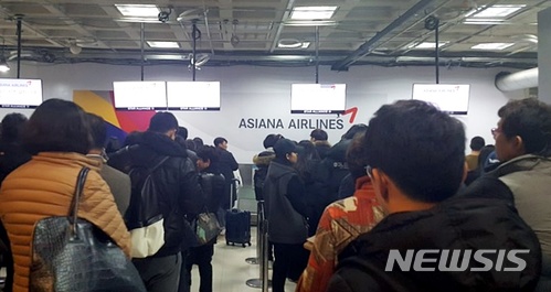 【제주=뉴시스】우장호 기자 = 20일 오후 7시20분께 김포에서 제주로 가려던 아시아나 OZ8993편이 기체 결함으로 지연 운항하고 있다. 승객들이 변경된 항공 스케줄을 문의하기 위해 아시아나 항공사 데스크에 몰려들고 있다. 2019.01.20. (사진=독자제공) woo1223@newsis.com