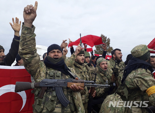 【키리크한=AP/뉴시스】터키 지원을 받는 시리아 반군 '자유시리아군'(FSA) 대원들이 21일(현지시간) 시리아 북부 쿠르드 반군 소탕 작전을 앞두고 환호하고 있다. 2018.1.22. 