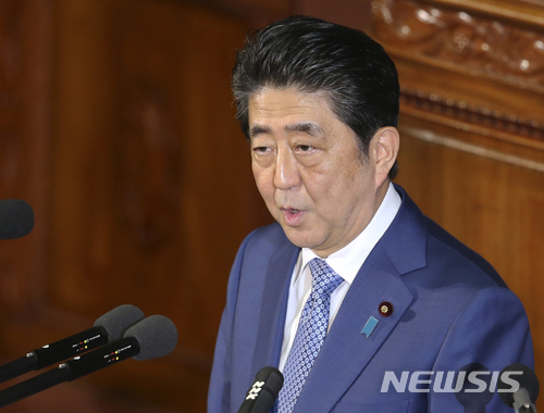 【도쿄=AP/뉴시스】아베 신조 일본 총리가 22일 도쿄 의회에서 올해 첫 시정연설을 하고 있다. 2018.1.22
