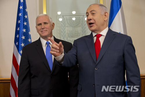【예루살렘=AP/뉴시스】 22일 이스라엘의 베냐민 네타냐후 총리(오른쪽)가 미국의 마이크 펜스 부통령을 맞이하면서 기자들에게 흥분된 얼굴로 말하고 있다. 트럼프 미 대통령의 예루살렘 수도 인정에 총리는 아직도 감격을 주체하지 못하고 있다. 2018. 1. 22. 