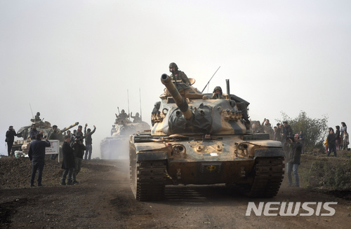 【하사=AP/뉴시스】22일(현지시간) 터키와 시리아 북부 접경 지역에서 터키육군 탱크가 시리아 아프린으로 진입하고 있다. 2018.1.23.