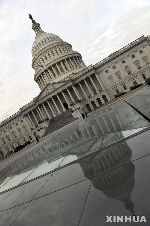 【워싱턴=AP/뉴시스】미국 상하원이 6일(현지시간) 2주짜리 단기예산안을 승인하면서 미 연방정부의 일부 셧다운 사태가 미뤄지게 되었다. 사진은 워싱턴 국회의사당의 모습. 