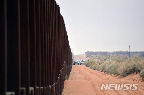 【AP/뉴시스】멕시코 국경장벽을 순찰하는 미 순찰대 차량들. 최근미국 밀입국자를 태운 대형 트럭들이 멕시코 안의 국경지대 고속도로에서 잇따라 적발되고 있다.  