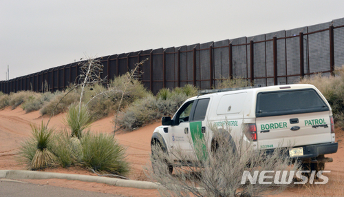 멕시코 밀입국자 300명 초만원 트럭에서 질식 직전 구조돼 
