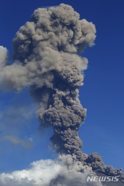 필리핀 마욘 화산 분화…700m 상공으로 용암 분출