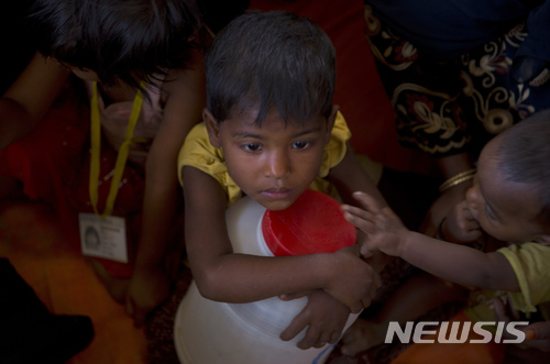 【발루칼리 난민수용소(방글라데시)=AP/뉴시스】방글라데시 발루칼리 난민수용소에서 지난 1월23일 한 로힝야족 소녀가 음식을 얻기 위해 기다리고 있다. 미얀마군이 로힝야족들이 식량을 구하는 것을 막아 기아 때문에 어쩔 수 없이 스스로 미얀마를 떠나도록 강요하고 있다고 최근 방글라데시로 도피한 로힝야족들이 밝혔다. 기아가 로힝야족에 대한 새로운 무기로 떠올랐다. 2018.2.8