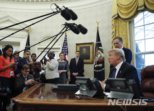President Donald Trump, joined by U.S. Trade Representative Robert Lighthizer, speaks to media after signing Section 201 actions in the Oval Office of the White House in Washington, Tuesday, Jan. 23, 2018. Trump says he is imposing new tariffs to "protect American jobs and American workers." Trump acted to impose new tariffs on imported solar-energy components and large washing machines in a bid to help U.S. manufacturers. (AP Photo/Carolyn Kaster) 