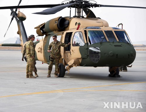 【 칸다하르( 아프가니스탄)= 신화/뉴시스】 아프간에 파견된 미군 블랙호크 헬리콥터기의 병사들이 2018년 1월 24일 이야기를 나누고 있다. 2021.07.24.