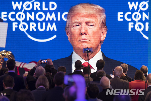 【다보스=AP/뉴시스】도널드 트럼프 미국 대통령이 26일(현지시간) 스위스 다보스에서 열린 세계경제포럼(WEF)에 참석해 연설하고 있다. 2018.1.26. 