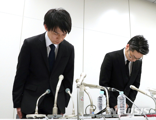 【도쿄=AP/뉴시스】코인체크 최고경영자(CEO) 와다 고이치로(왼쪽)와 코인체크 공동 설립자이자 최고운영책임자(COO)인 유스케 오츠카가 27일 도쿄에서 기자회견을 하고 있다. 일본 최대 가상화폐 거래소 코인체크가 전날 580억엔(약 5659억원) 상당의 가상화폐를 해킹당했다. 2018.01.27
