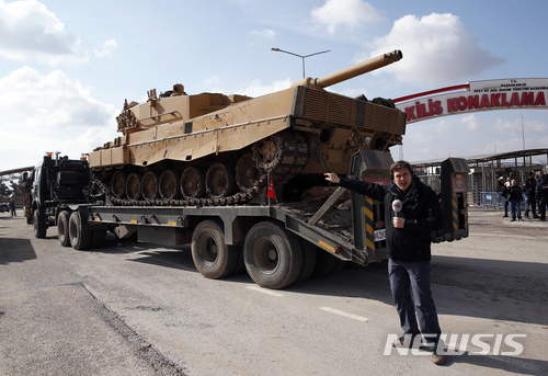 【킬리스(터키)=AP/뉴시스】터키군 탱크가 27일 시리아로 향하기 위해 터키 킬리스의 국경검문소를 지나고 있다. 레제프 타이이프 에르도안 터키 대통령이 시리아 아프린의 쿠르드족에 대한 공격을 아프린 동쪽의 만비지는 물론 이라크와의 국경지대로까지 확대할 것이라고 다짐한 가운데 시리아에 대한 터키군의 증강이 계속되고 있다. 2018.1.27