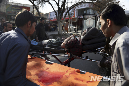 【카불( 아프가니스탄) = AP/뉴시스】 카불시내에서 27일 발생한 구급차를 이용한 자살폭탄 테러로 95명이 사망, 158명이 부상한 가운데 구급대원들이 부상자를 운송하고 있다.   