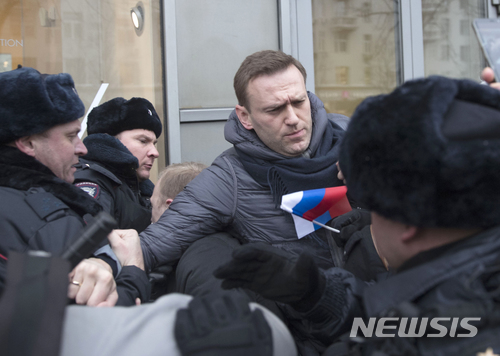 【모스크바=AP/뉴시스】러시아의 야당 지도자 알렉산더 나발니(가운데)가 올 해 1월 25일 모스크바에서 대통령선거 보이코트를 지지하는 시위에 참가했다가 경찰에 체포되고 있다.  2018.1.29